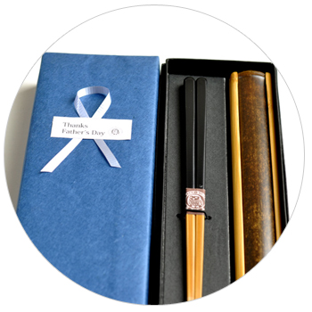 父の日ギフト 父の日プレゼント 職人による国産 日本製 手作りの 父の日ギフト 贈り物 プレゼント 男性 名刺入れ 名入れ箸 と箸箱セット 長財布 ぐい呑み入れ 籠巾着 すべらない箸